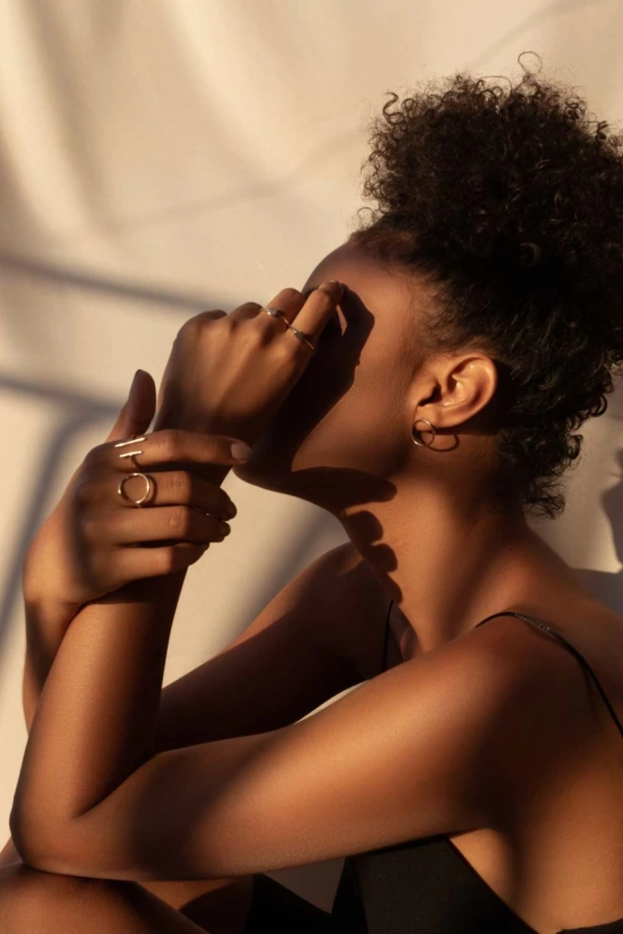 acconciatura capelli ricci raccolti torino